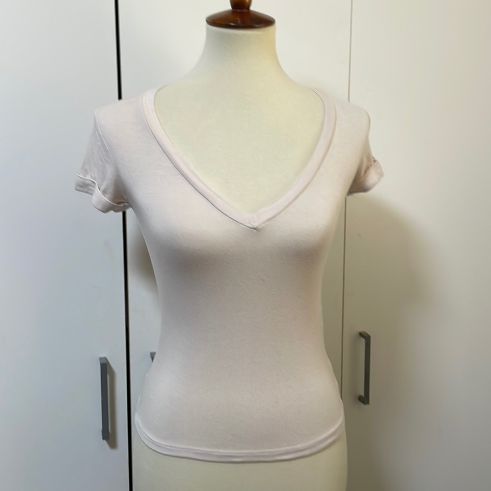 Basic V-Neck Tee by FOREVER 21 * Size Small‎ * Pale Pink *